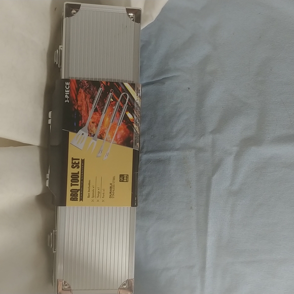 3 piece bbq set in metal case. - Picture 1 of 4
